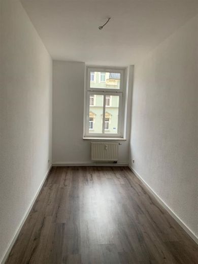Großzügige 4-Zimmer mit Laminat, EBK und Wannenbad in guter Lage – photo-2023-10-30-09-21-50~08
