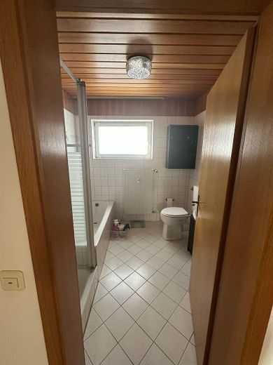 Zuhause mit 3 Zimmern und Balkon in Olpe Zentrum – Badezimmer