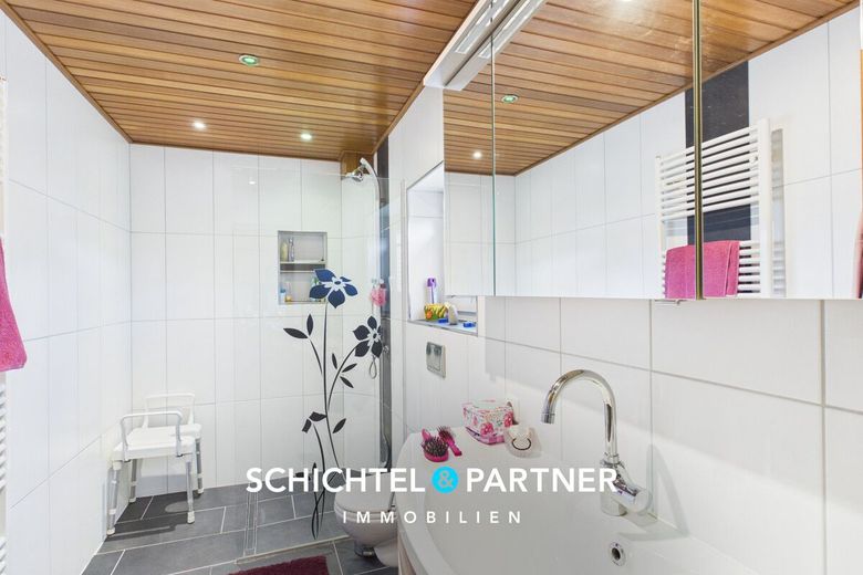 Hambergen | Freistehendes Einfamilienhaus mit Kamin und großem Grundstück – S&amp;P | Duschbad