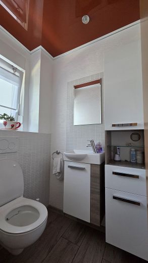 Élégante maison individuelle avec logement indépendant – Gäste-WC