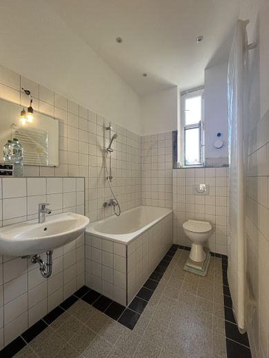 Piso de 3 habitaciones completamente renovado con 2 balcones en pleno Oststadt – Badezimmer mit Wanne