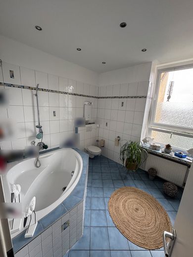 Vielseitiges Wohnhaus: Großfamilie oder 3×3-Zimmer-Wohnungen + Gewerbe & Garten – 2. Etage Badezimmer