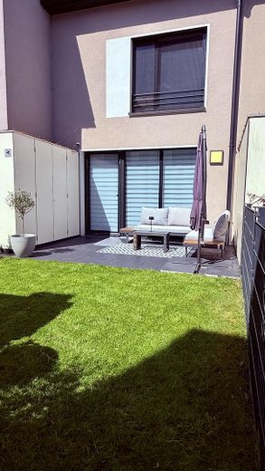 منزل عائلي حديث بمعيار KfW-55 في نيكارشتايناخ – 145 م²، حديقة وموقف سيارات – بدون عمولة – الصورة 1