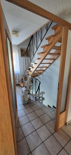 Treppenaufgang mit Lift