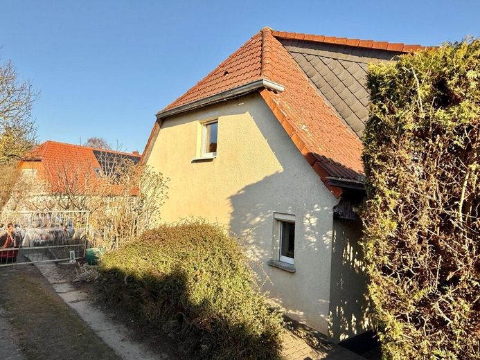 HORN IMMOBILIEN++ 15 km bis Neubrandenburg, schöne Doppelhaushälfte mit großen Grundstück &amp; 2 Garagen – Giebelseite