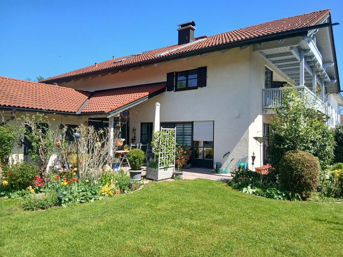 Lichte en ruime 4-kamerwoning op de begane grond met terras en eigen tuingedeelte – Foto 1