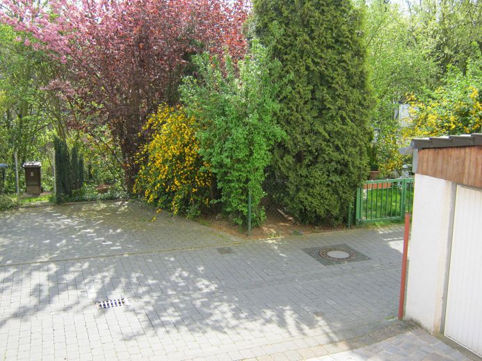 Wohnung in eigenem Haus – Ausblick zum Parkplatz