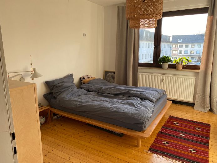 zentral gelegene 3-Zimmer-Wohnung mit Balkon – Schlafzimmer