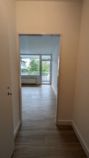 Modernes Apartment mit Balkon, Einbauküche und PKW-Stellplatz – Blick in den Wohnraum
