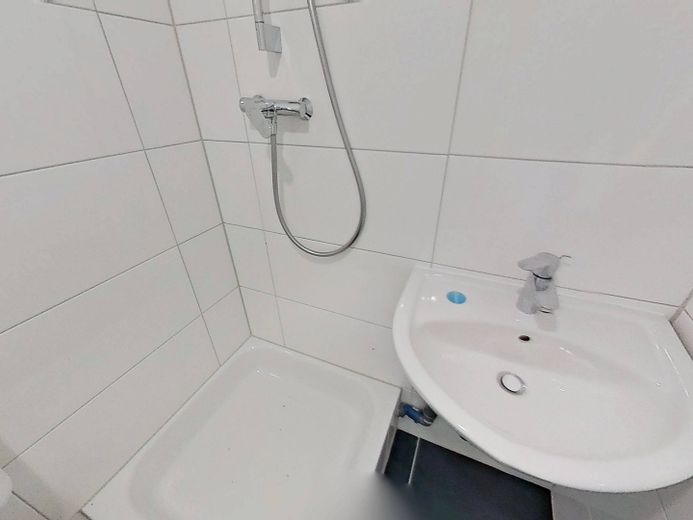 Ein warmes Zuhause beginnt mit einer kühlen Ersparnis: Moderne 1-Zimmer-Wohnung mit EBK und großem BALKON – Ansicht I: Bad