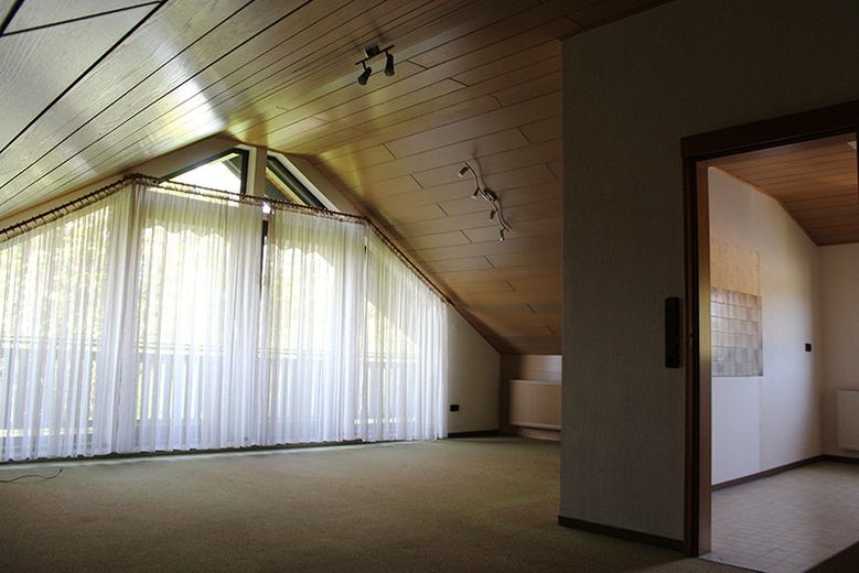 Zweifamilien-Wohnhaus in der Kleinstadt Leun im Lahn-Dill-Kreis. Der Kaufpreis ist verhandelbar. – OG Wohn-/Esszimmer2