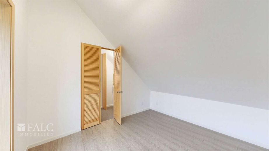 Charmante Maisonette-Wohnung mit sonniger Loggia &amp; Stellplatz – Ankleide im Schlafzimmer