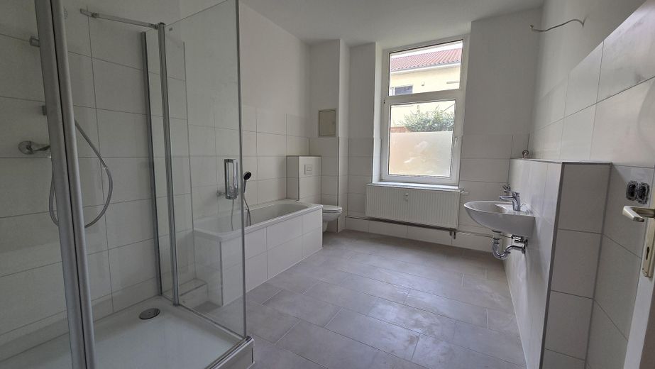Amplio apartamento de 2 habitaciones, cocina equipada, amplio baño con ducha y bañera, muy luminoso – Bad