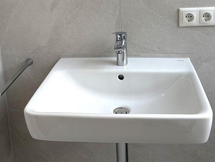 Waschtisch mit Designsiphon