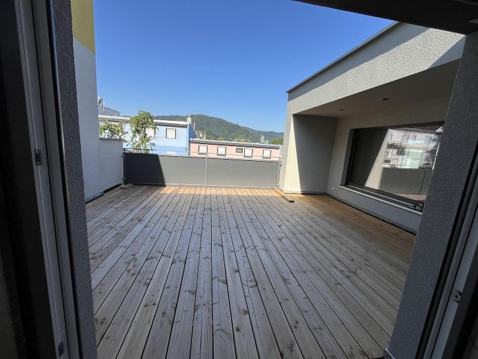Kernsanierter Luxus (A+) mit 30m² Sonnen-Terrasse in Haslach – Terrasse mit Abendsonne