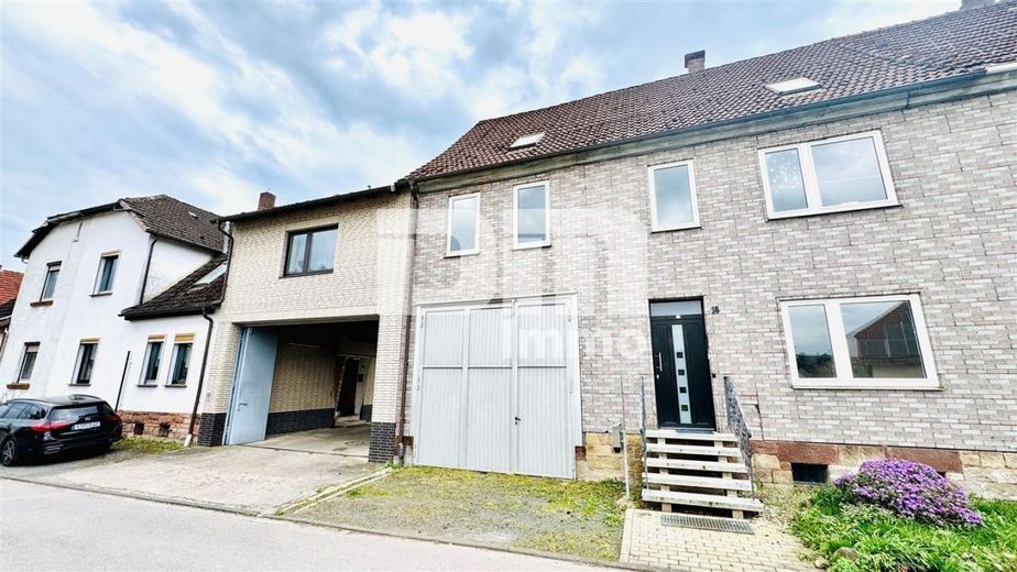 Einzigartiges Immobilien-Ensemble: Zwei Wohnhäuser MFH + EFH mit Halle auf ca. 5.300 m² Grundstück – Frontansicht Titel Haus 1 + Haus 2