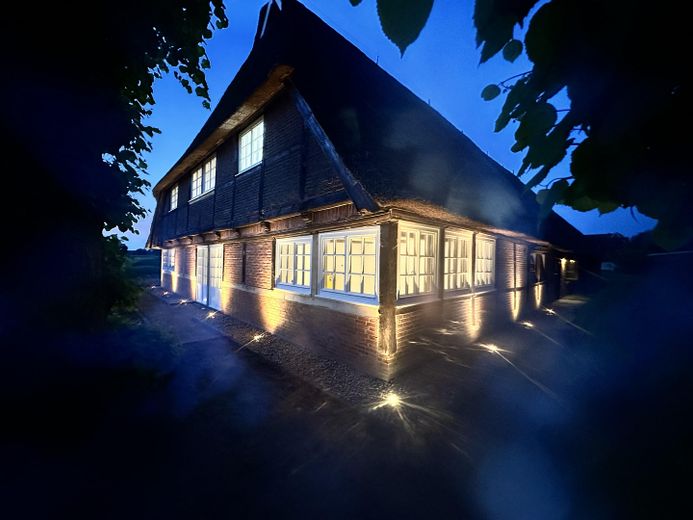 hochwertiger Erstbezug im kernsanierten Bauernhaus - Maisonette unter Reet am Elbdeich – Ambiente-Beleuchtung