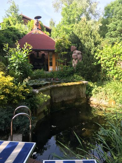 Am Waldrand gelegenes Einfamilienhaus mit ELW und parkähnlichem Garten – Schwimmteich und Pavillon