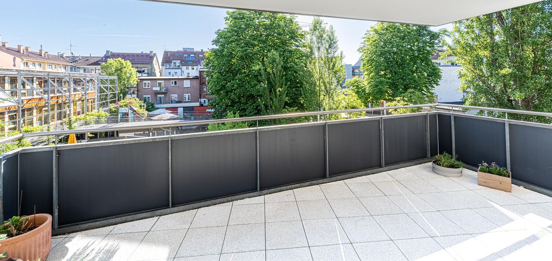 Moderne 3,5 Zimmer Wohnung in Stuttgart-West mit Balkon, Einbauküche, Aufzug, Tiefgarage, Wallbox – Balkon