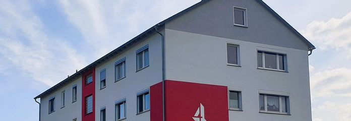2 Zi.-Wohnung • Hell, modern & komfortabel • Ankommen und wohlfühlen – Hausansicht Westseite