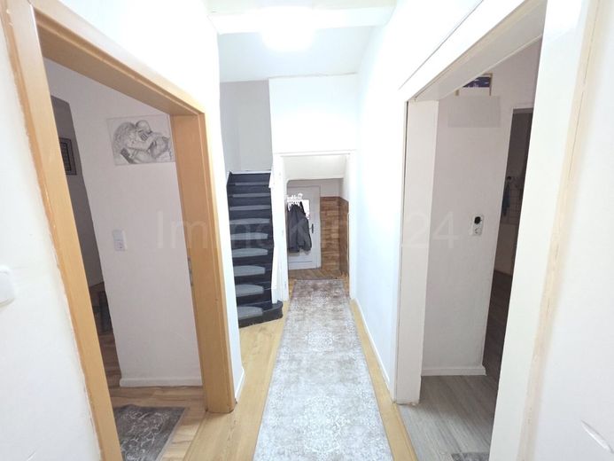 ++ SOLIDES EINFAMILIENHAUS + VIELE MODERNISIERUNGEN + ÜBERDACHTE TERRASSE IN GUTER LAGE!! ++ – EINGANGSBEREICH