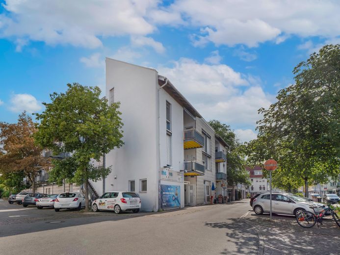 Ampio appartamento su due livelli con grande terrazza sul tetto e posto auto in garage sotterraneo a Gottmadingen – Außenansicht