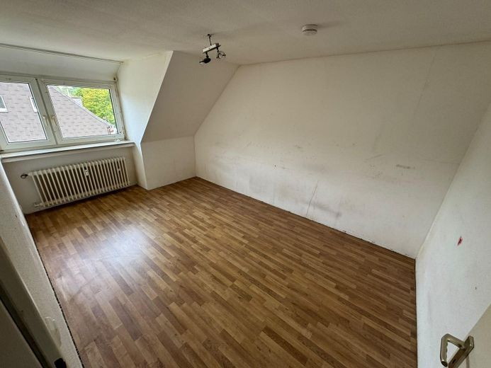 Gemütliches Zuhause für die ganze Familie – helle 3,5-Zimmer-Dachgeschosswohnung in Essen-Borbeck – großes Schlafzimmer