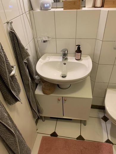 Exklusive, vollständig renovierte 1-Zimmer-Wohnung mit Einbauküche in Düsseldorf – Waschtisch