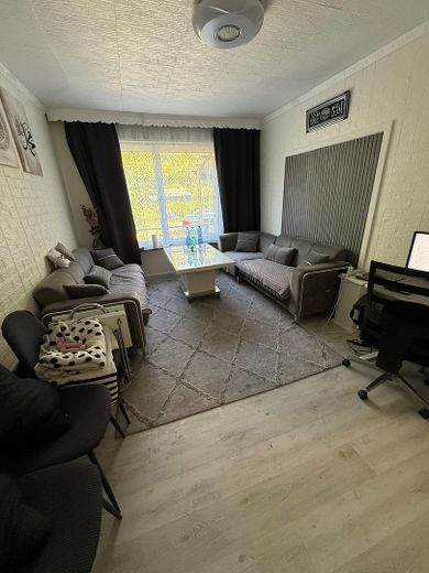 3-Zimmer-Wohnung mit großzügigem Privatgarten und Terrasse – Wohnzimmer