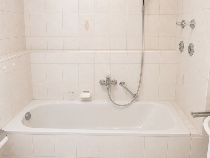 Gepflegte 2-Zimmer-Wohnung mit großer Terrasse und Garten  - Nähe Flughafen München – Badezimmer