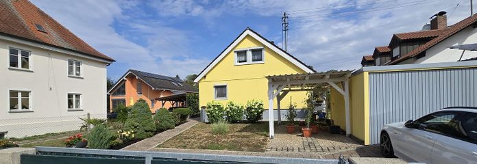 Gepflegtes Einfamilienhaus mit heller Dachwohnung