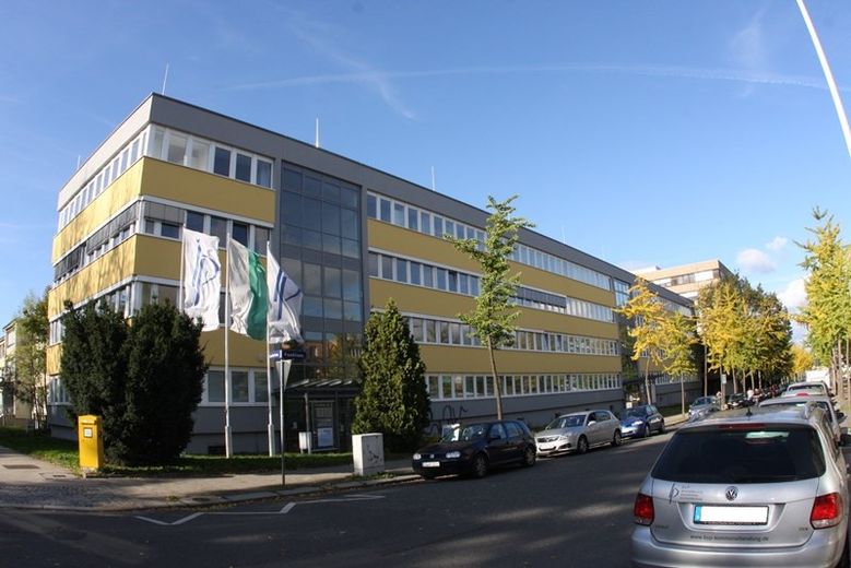 Azubi`s, Studenten, Schüler aufgepasst....freie Zimmer in Apartments zu vermieten! – Haus Vorderansicht