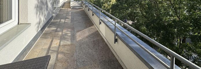 Renovierte 4-ZKB mit Terrasse und Balkon ins Grüne, EBK, 2 Stellplätze – bezugsfrei, provisionsfrei – Terrasse