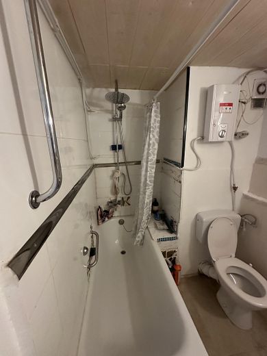 2-Zimmer-Wohnung mit sonnigem Balkon in begehrter Lage – Badezimmer