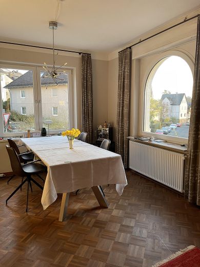 Sanierte Altbauvilla mit 7 Zimmern in Weidenau – Esstisch im Wohnzimmer