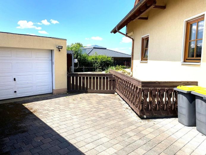 Freistehendes Einfamilienhaus mit Einliegerwohnung und Garage in ruhiger Lage (Sackgasse) von Brakel – Garageneinfahrt