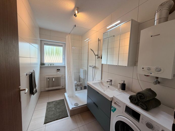 All Inclusive: voll möblierte 2-Zimmer Wohnung mit Balkon in der Innenstadt – Badezimmer mit Dusche