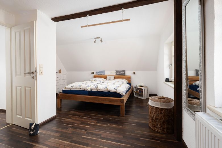 Family home with sauna, practice, cold room, barbecue hut, photovoltaic system and large garden in Horn-Lehe – Schlafzimmer