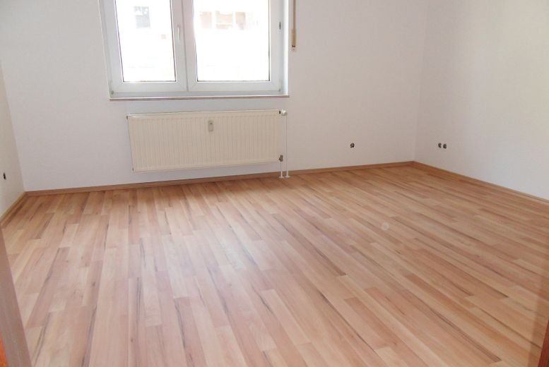 Helle 3,5-Zimmerwohnung mit komplett saniertem Badewannebad mit Fenster und sonnigem SÜD-WEST-Balkon – Schlafzimmer