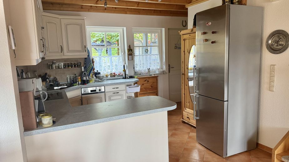 Casa de vacaciones con embarcadero propio en Hafendorf Rheinsberg – Serviertresen und Kühlschrank 