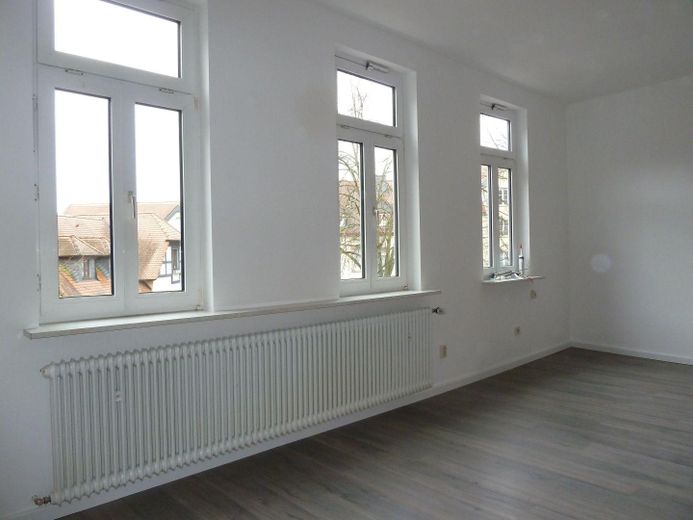 Frisch sanierte 1-Zi Whg. am Rande der Altstadt Gelnhausens – Wohn/Schlafzimmer