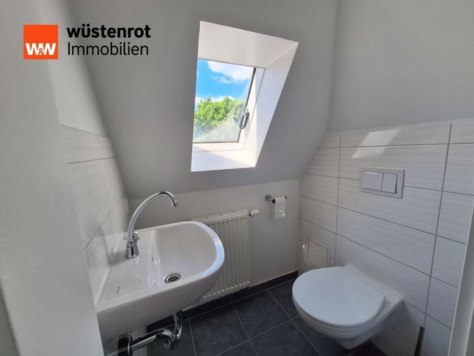 Charmantes Reihenmittelhaus mit schönem Garten in zentraler Wohnlage von Zschornewitz – WC im OG