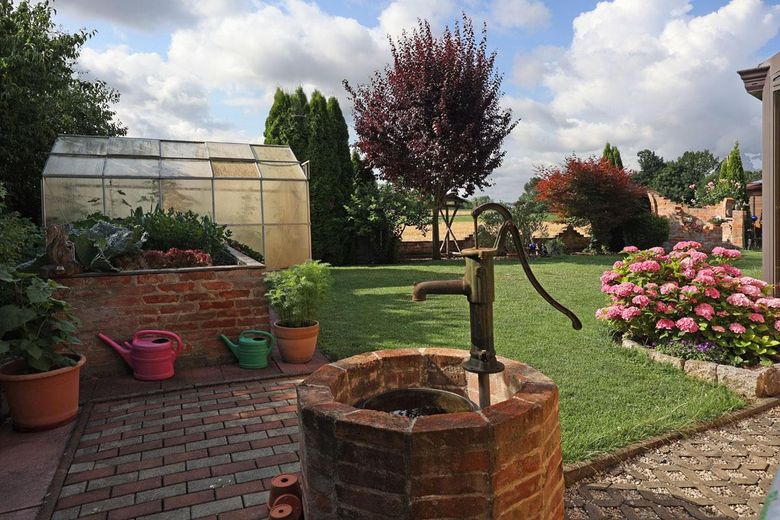 Gartenblick vom Brunnen