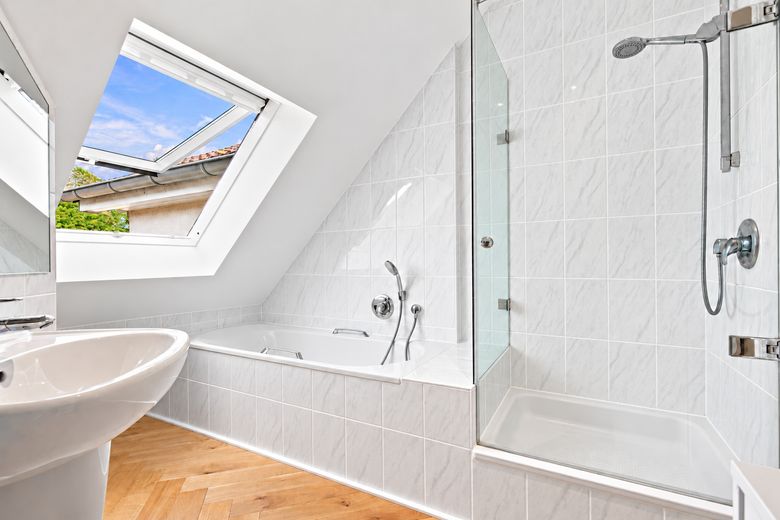 Hochwertig modernisierte Endetagenwohnung in begehrter Wohnlage – provisionsfrei – Bad