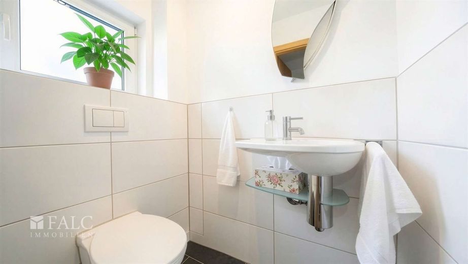 Doppelhaushälfte mit herrlicher Terrasse und A+ - FALC Immobilien – Das stille Örtchen