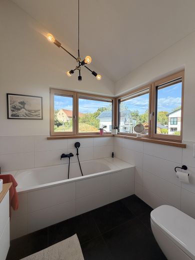 Neubau 2023 | KfW-40+ | PV + Speicher | 135 qm Wohnfläche | 635 qm Grundstück mit Südgarten – Badezimmer