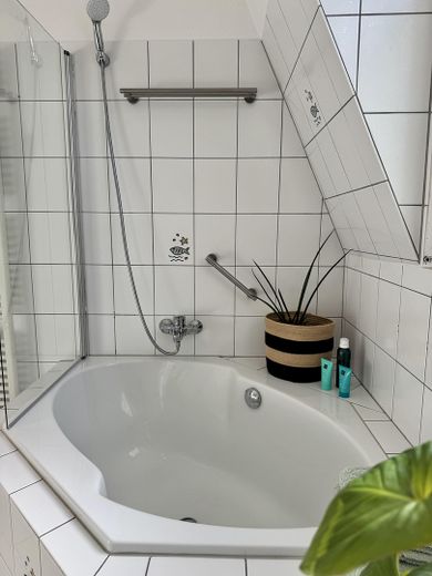 Maisonette de estilo antiguo inundada de luz, con chimenea, aire acondicionado y un ambiente residencial tranquilo – Badezimmer unten - Badewanne