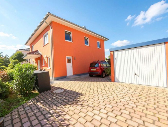 Przyszłość spotyka komfort - geotermia, fotowoltaika i luksusowe wyposażenie w spokojnej lokalizacji – Haus mit Garage und StellplätzenStellplatz mit Garage -