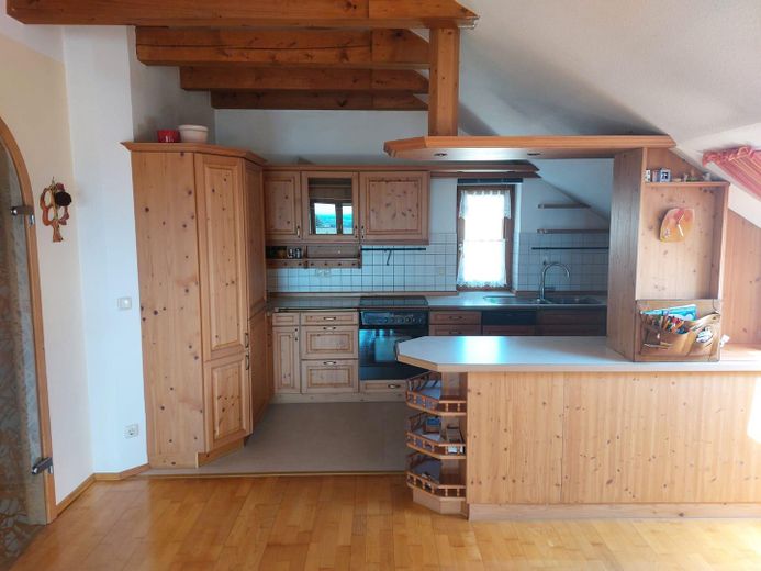 Wunderschöne Dachgeschosswohnung mit viel Platz im Herzen von Ruhstorf – Ansicht Küche vom Essbereich