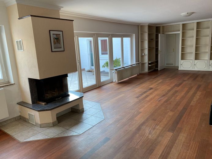 Atrium Bungalow alles auf einer Ebene in Schenefeld Dorf direkt am Klövensteen Forst – Wohnzimmer mit Kamin